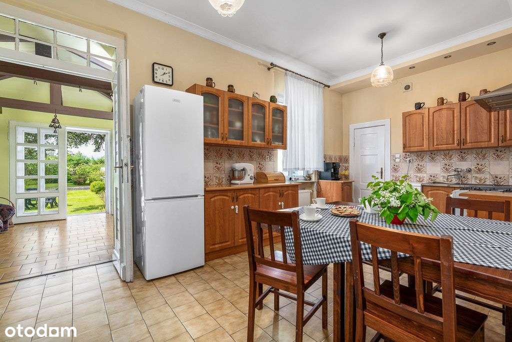 Willa w klasycznym stylu z ogrodem-12