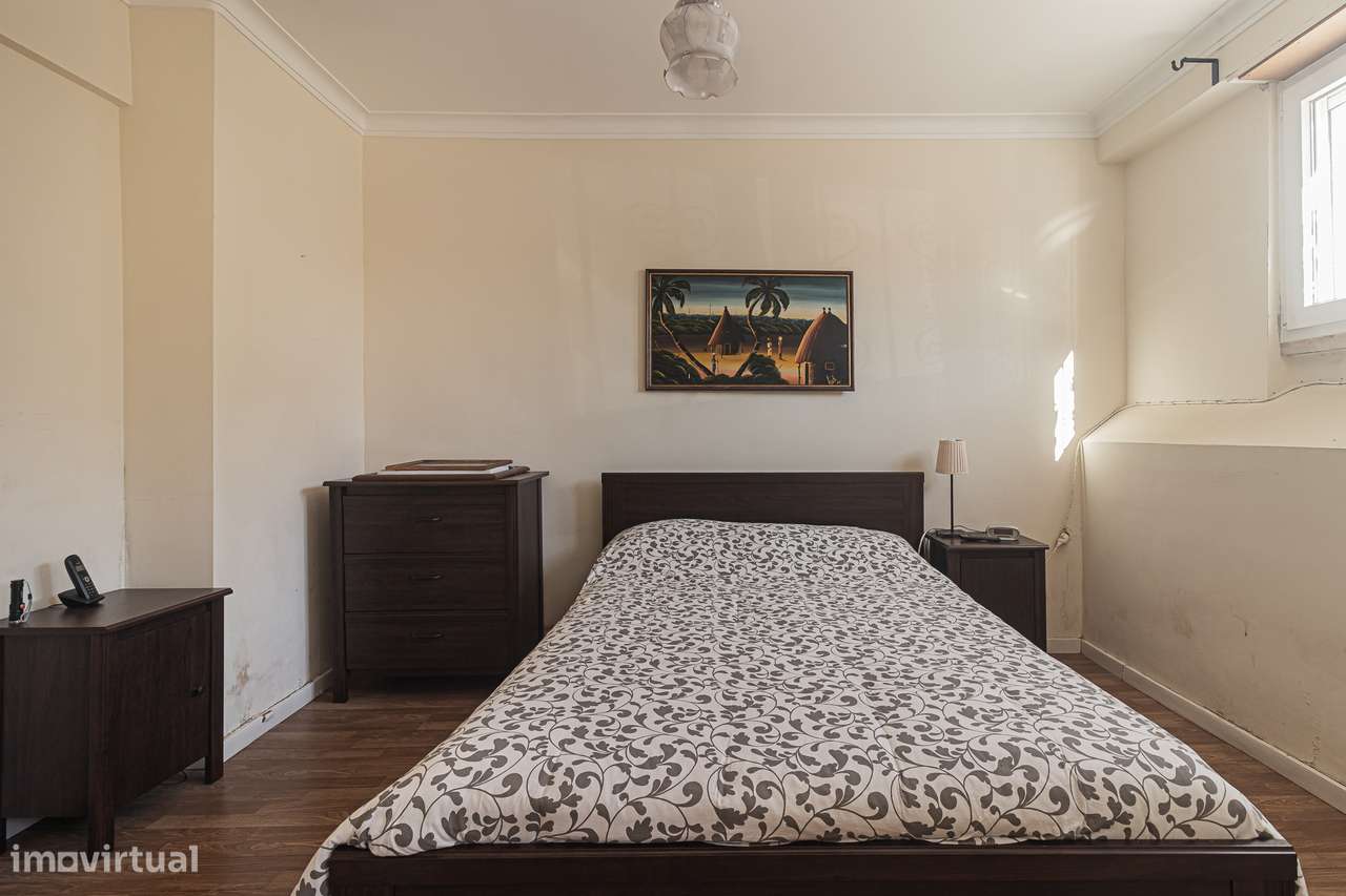 Apartamento T3 com Quintal na Amadora-11