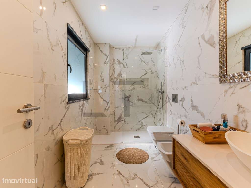 Fantástica Moradia T4 Moderna com Vista Mar, Jardim e Estacionament...-26