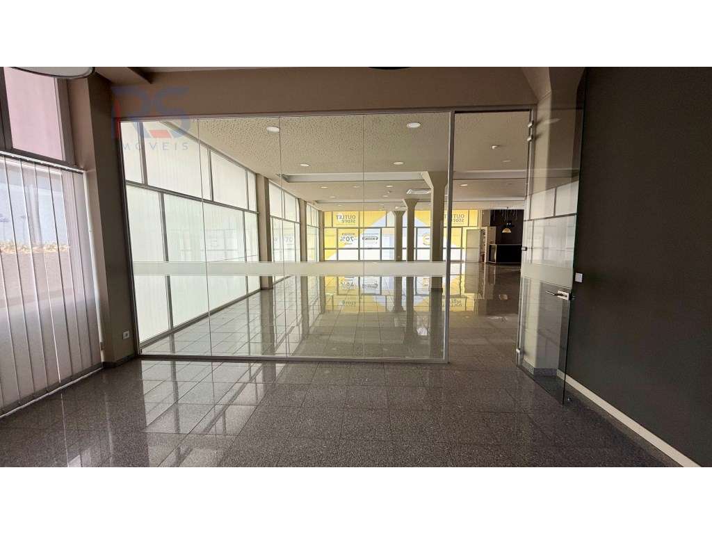 Loja de 4 frentes Porto Egas Moniz-16