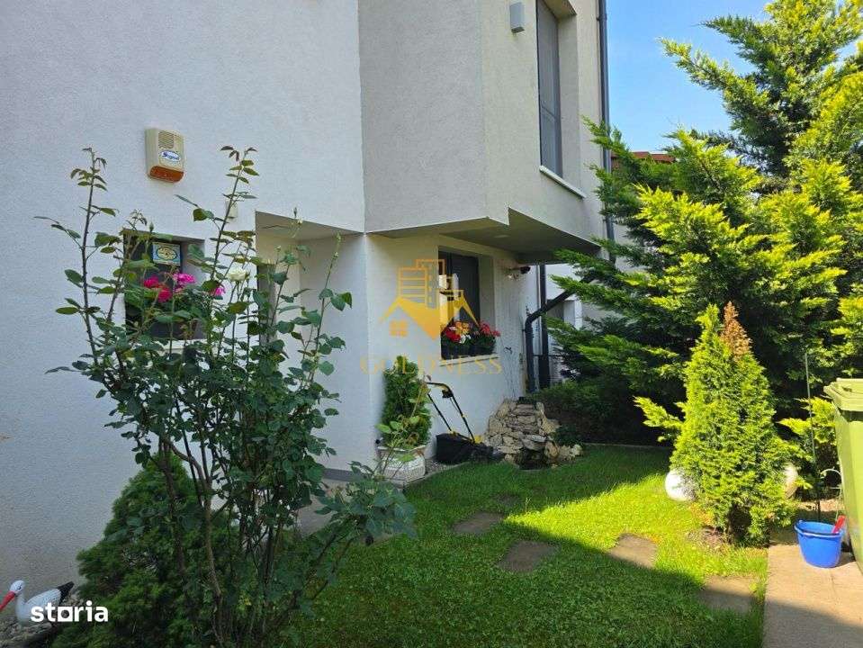 Casă modernă de vânzare, curte, 6 camere, parcare, Zona Vivo, Florești-0
