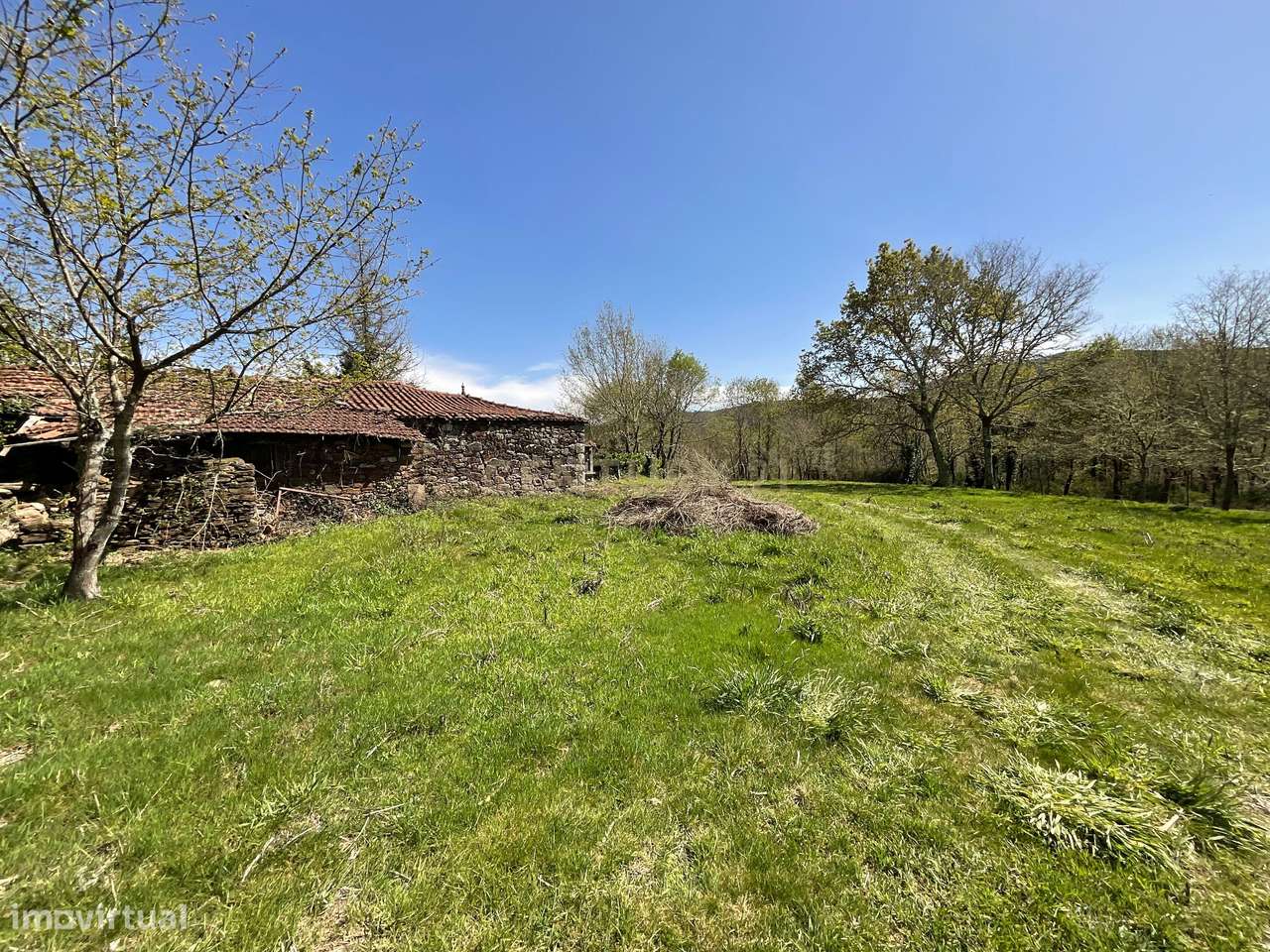 Moradia para recuperar em Paredes de Coura (Romarigães) - Grande imagem: 5/28