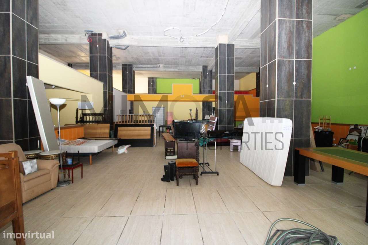 Restaurante amplo e acessível no centro de Ferragudo - Grande imagem: 4/22