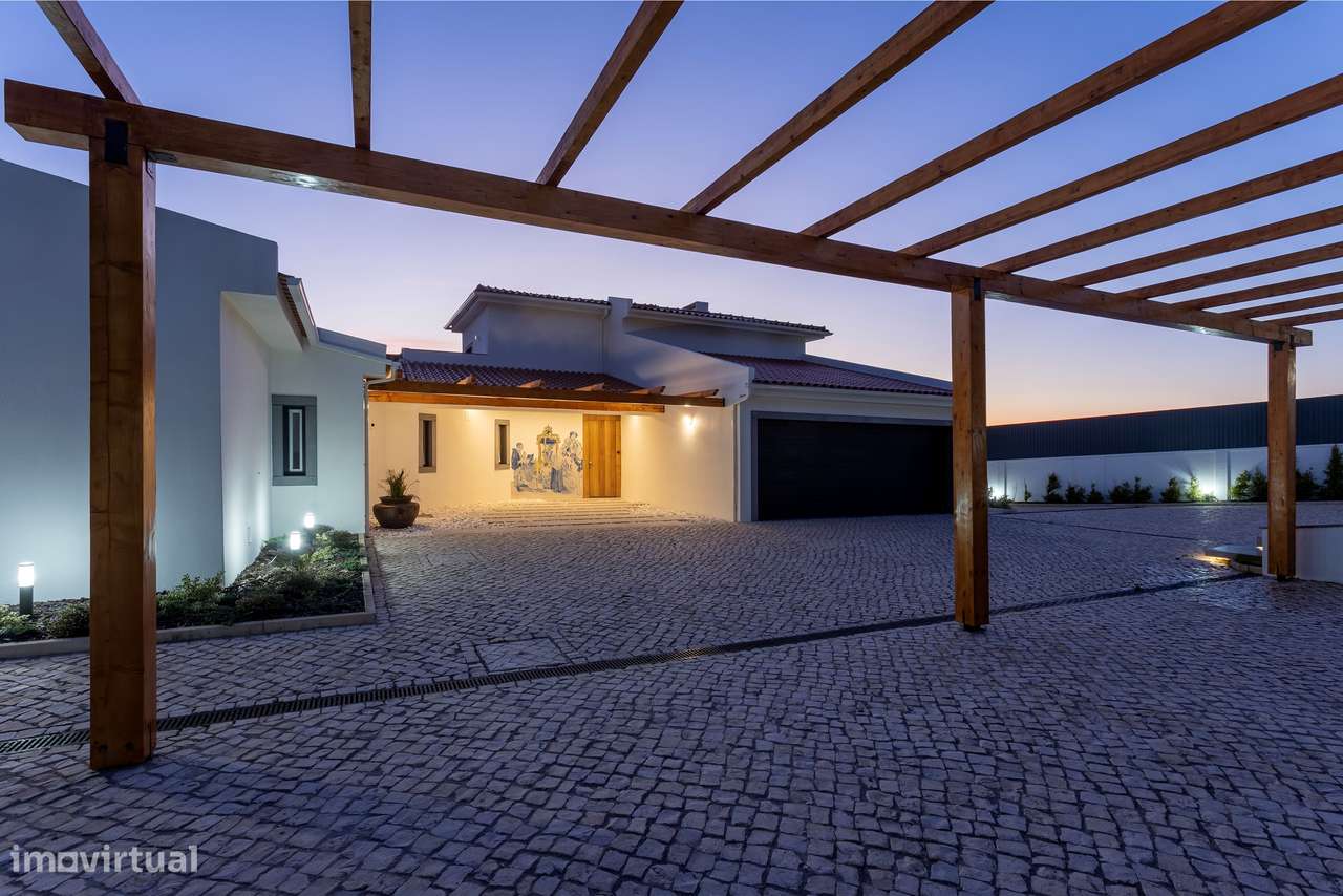 Moradia T6 com Piscina, Vista Mar e Terreno de 3.920 m² | Azoia, Sintr-18