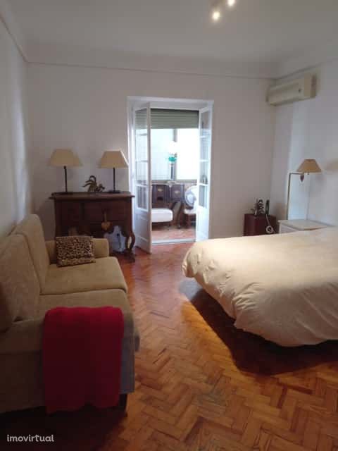Comfortable double bedroom in a T4 apartment in Lisbon - Q1