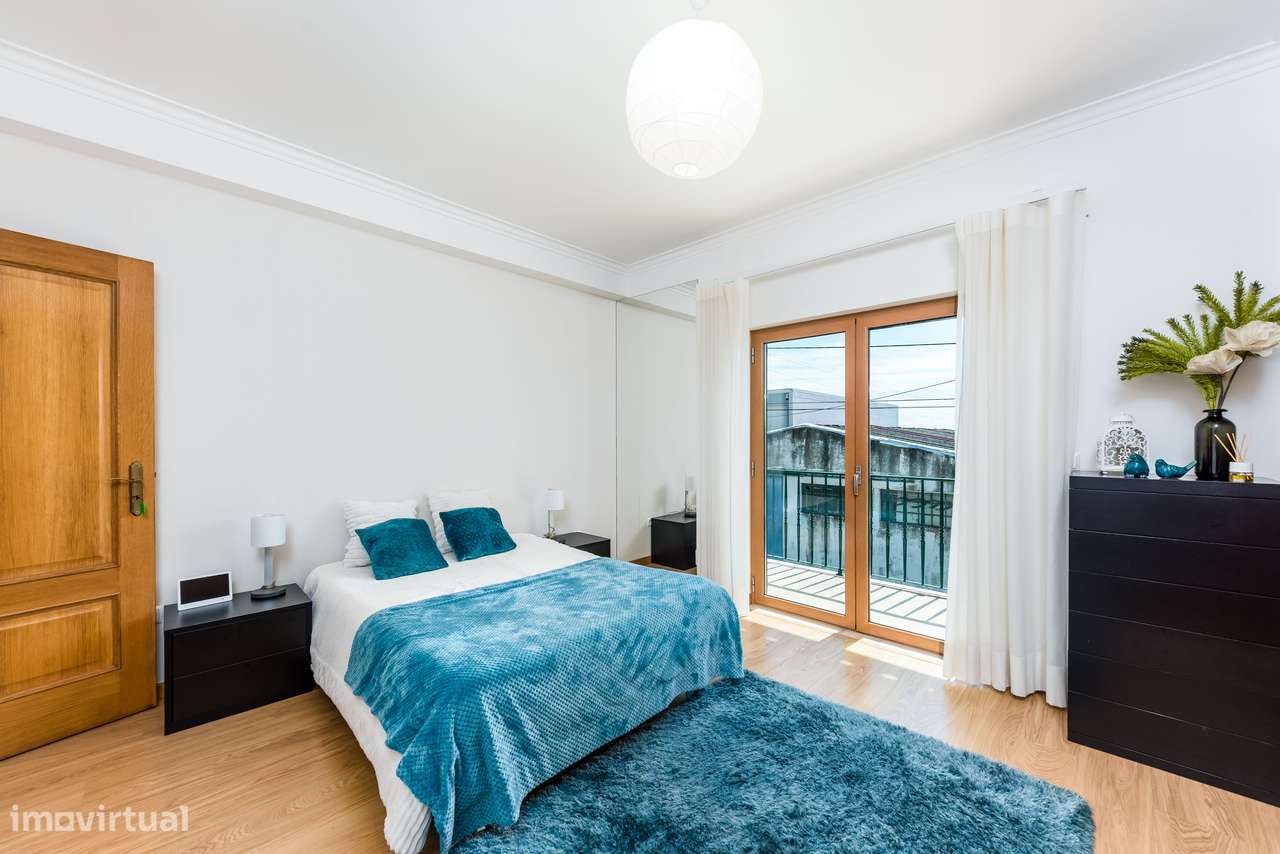 Moradia Isolada com 5 quartos| 2 Suite | Garagem e Sótão | 5m Metro-22