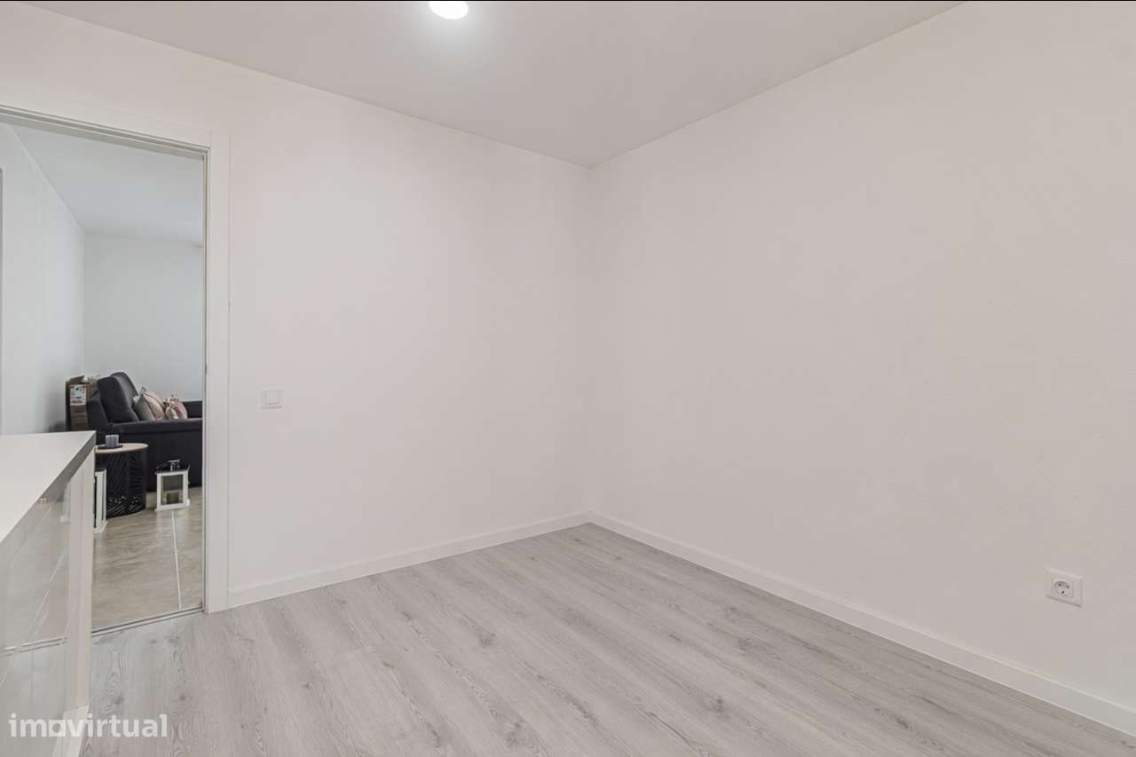 Apartamento T3 remodelado em prédio com elevador, Corroios-7