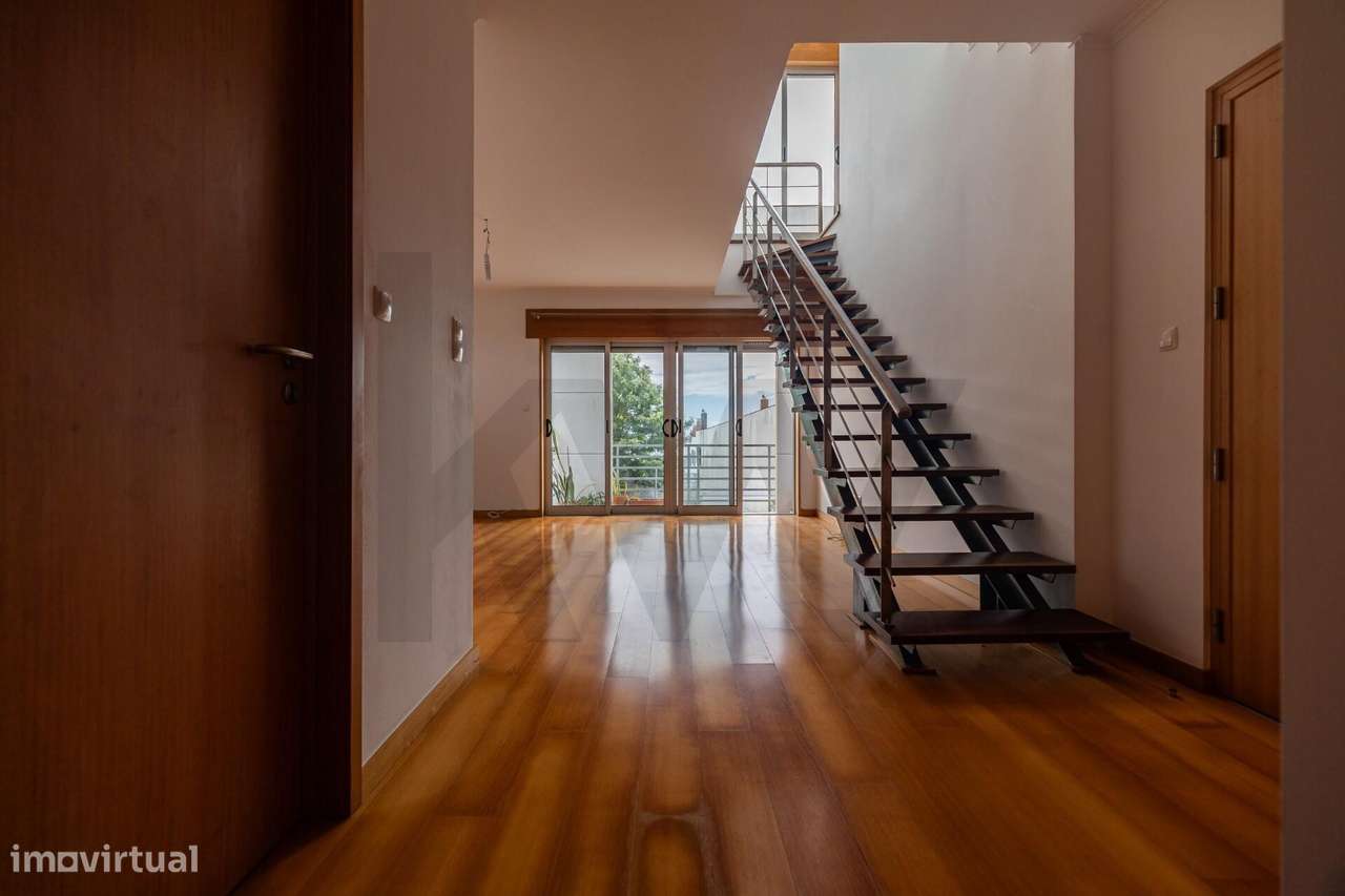 T2 Duplex com 132 m2, Terraço de 60 m2, Estacionamento e Vista sobre P-8