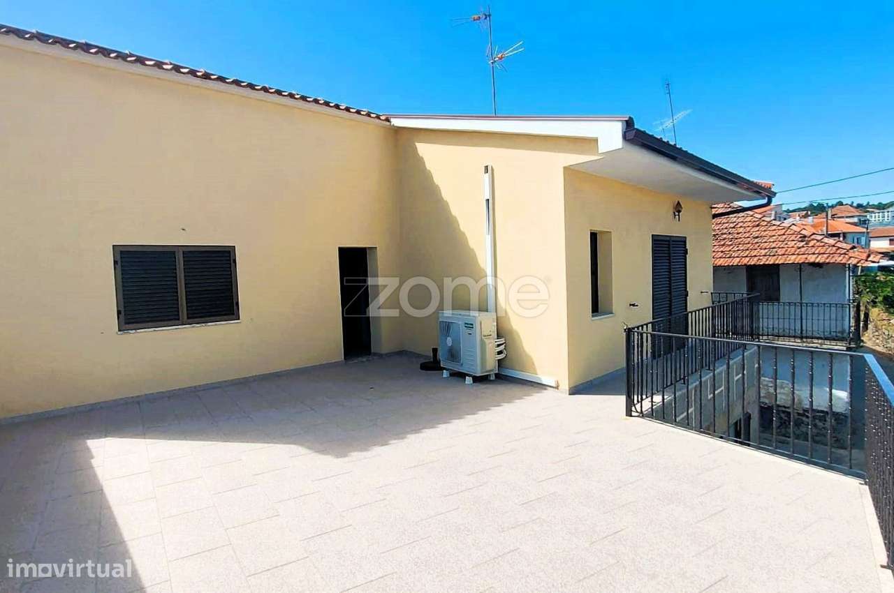 Moradia T3 em Cimo de Vila da Castanheira-12