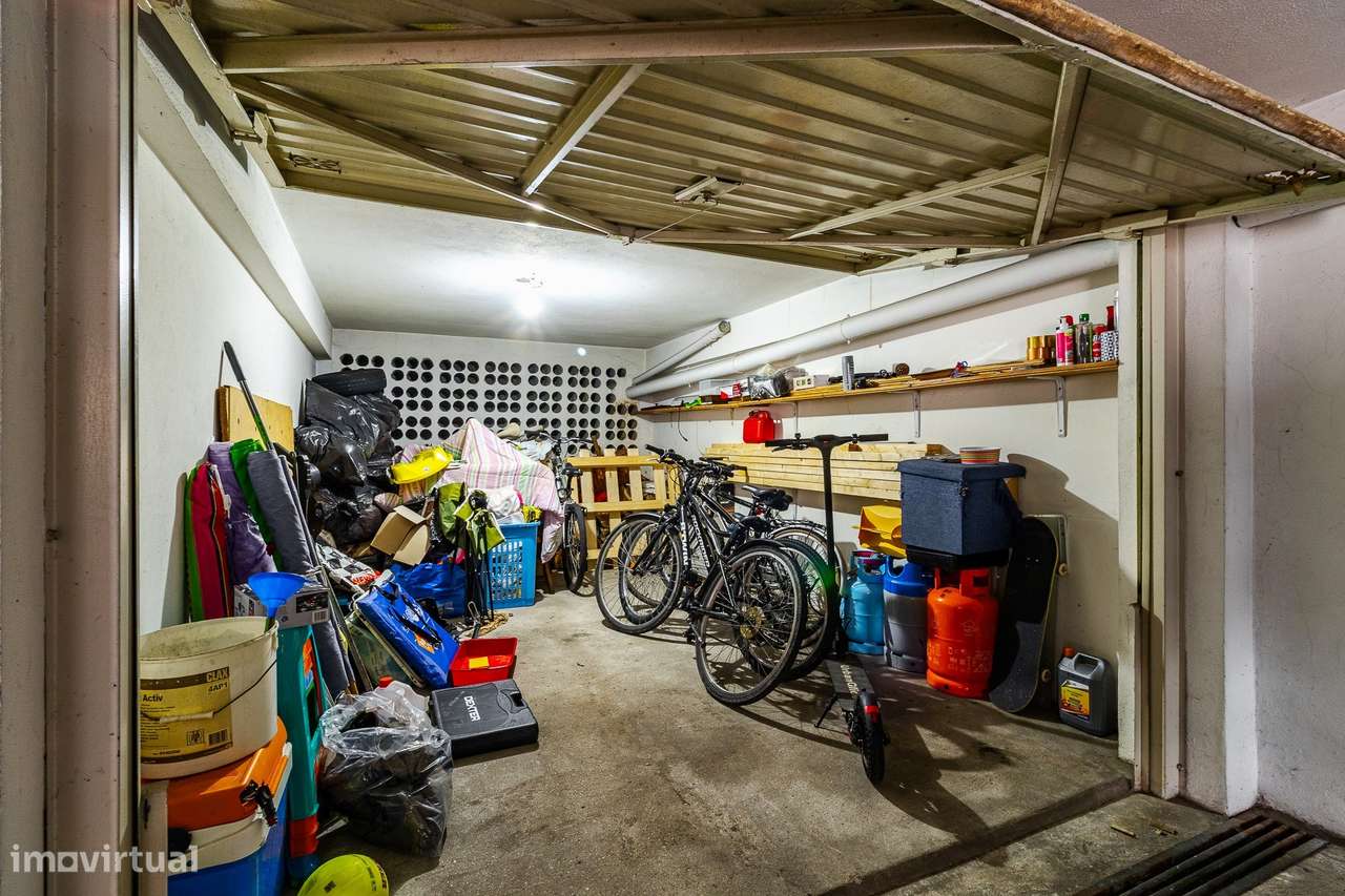 T3 de Excelência com T0 Independente, Garagem Fechada e 3 Lugares de E-48