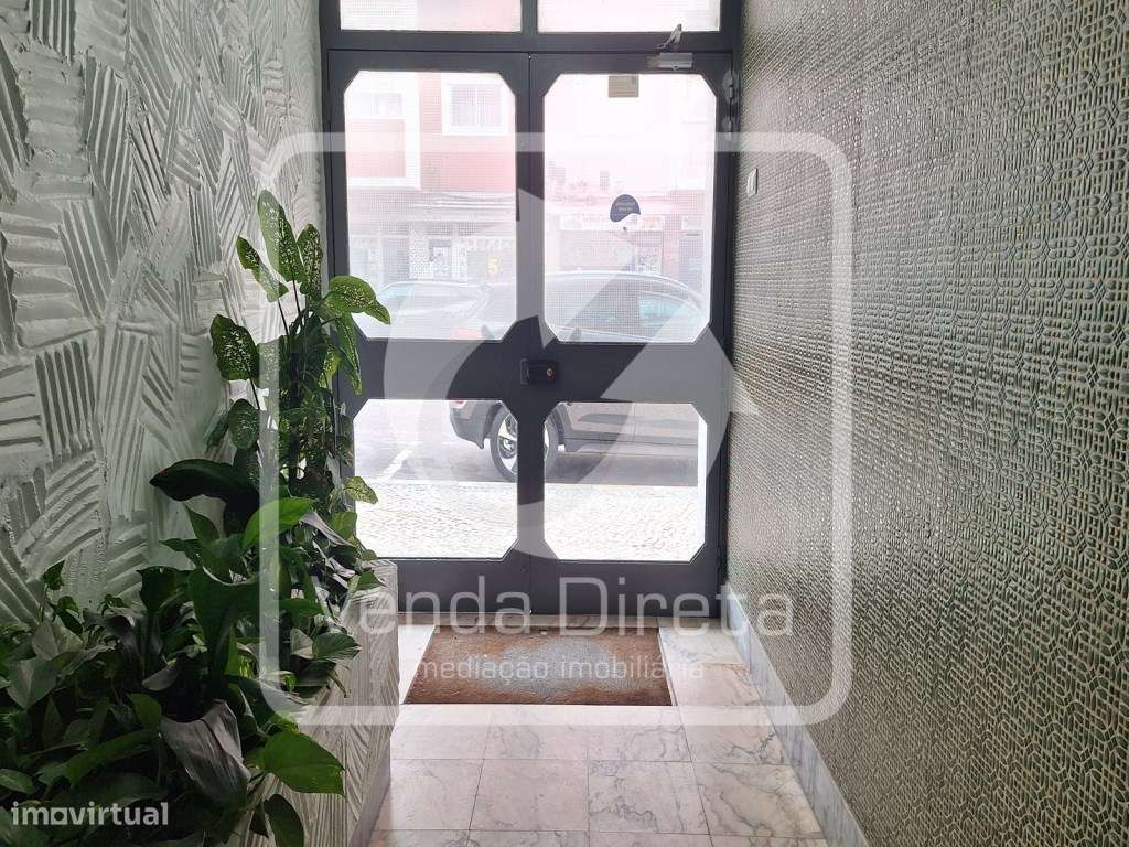 T4 totalmente remodelado no Barreiro com Varanda.-26