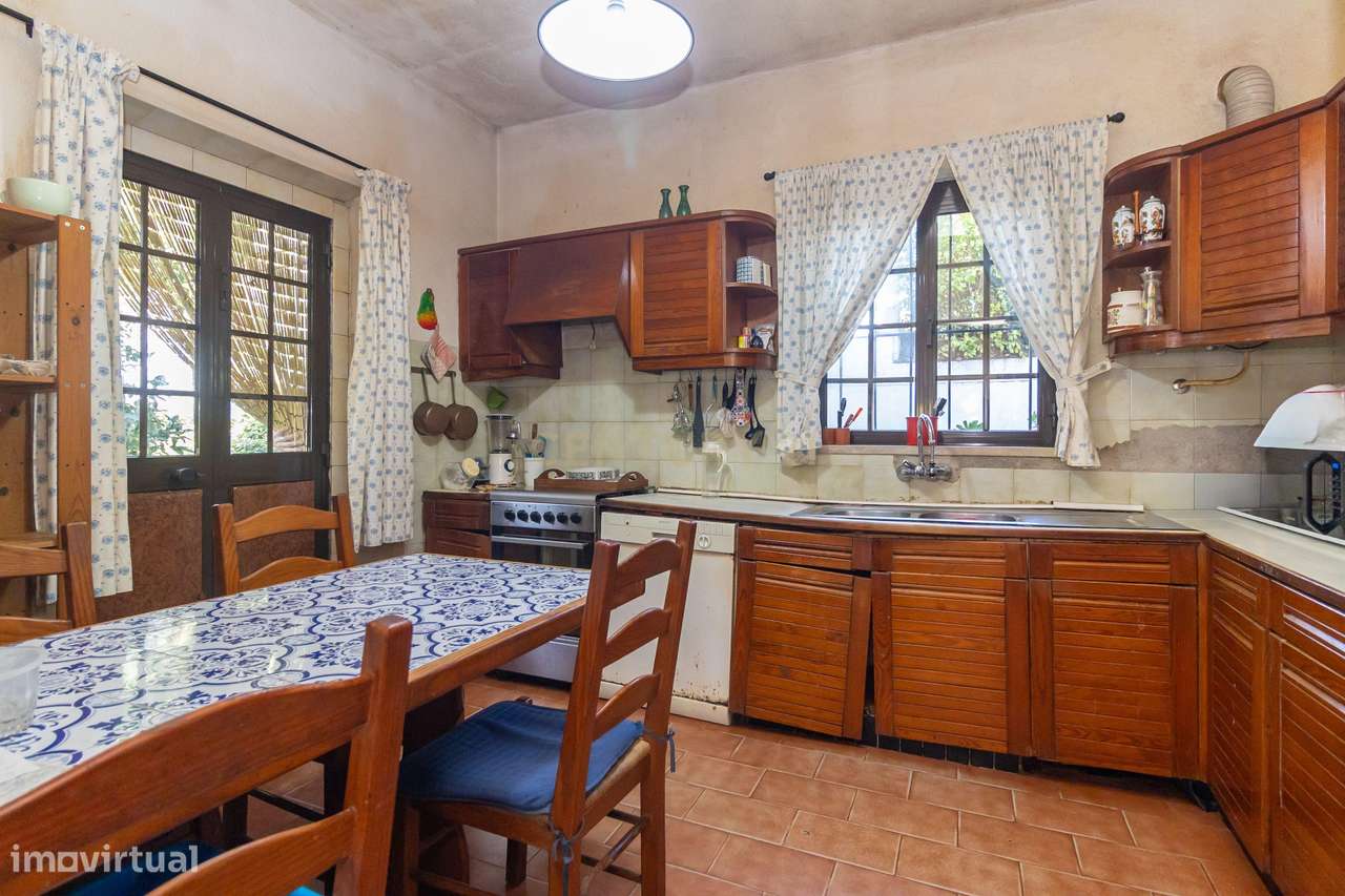 Moradia com construções de apoio, piscina e localização priviligiada-17