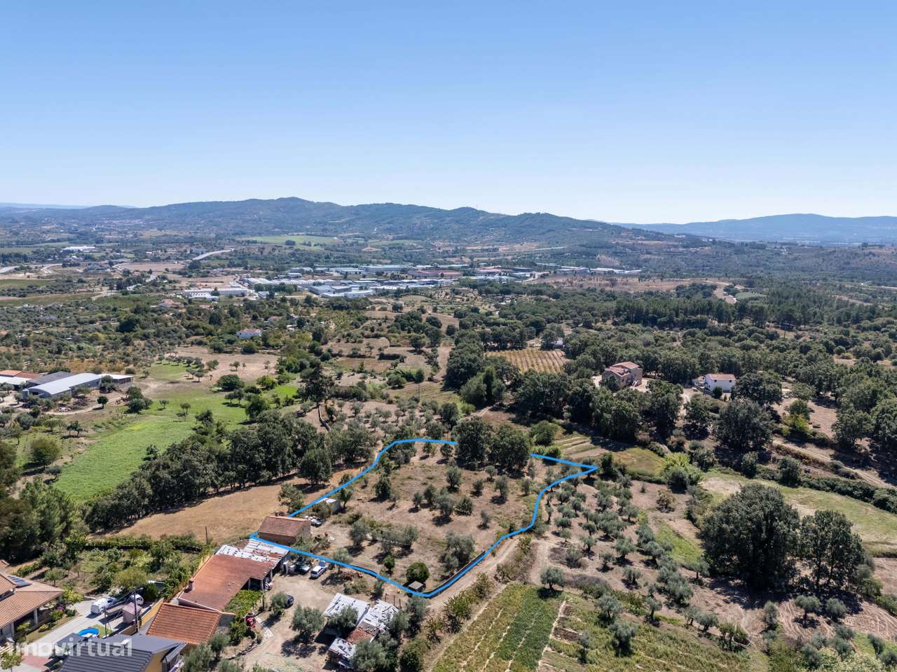 Moradia em pedra isolada com piscina e jardim-12