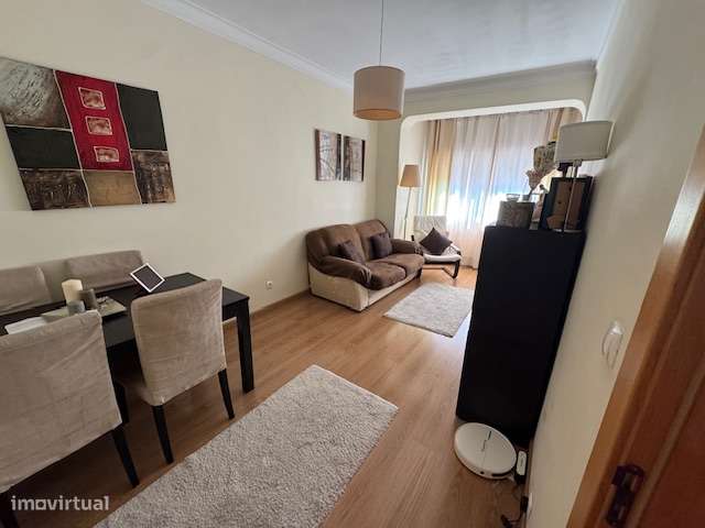 Apartamento no 1. º Andar em Prédio Pequeno – Excelente Localização - Grande imagem: 2/34