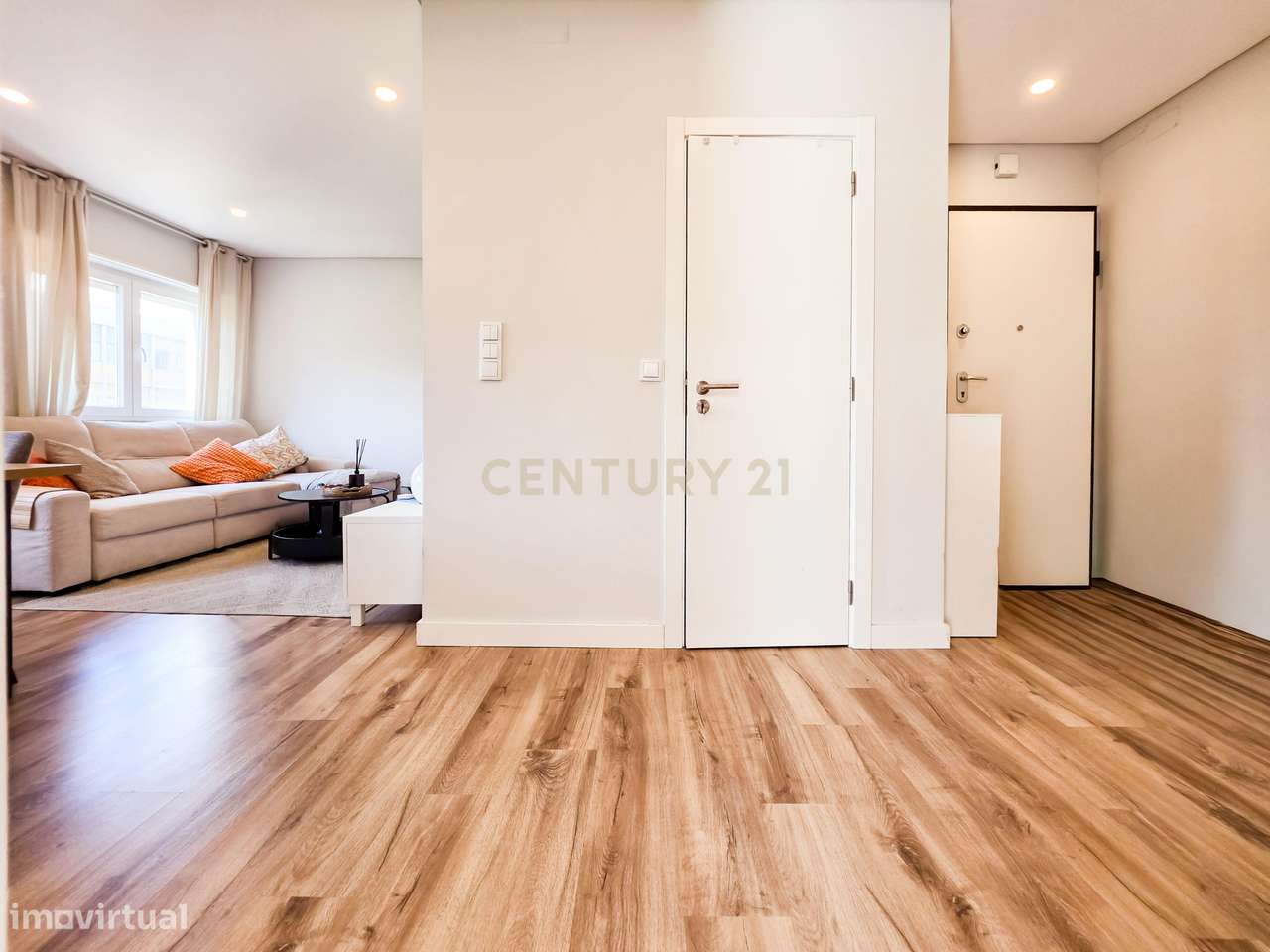 Apartamento Renovado com três Frentes em Verderena, Barreiro-19