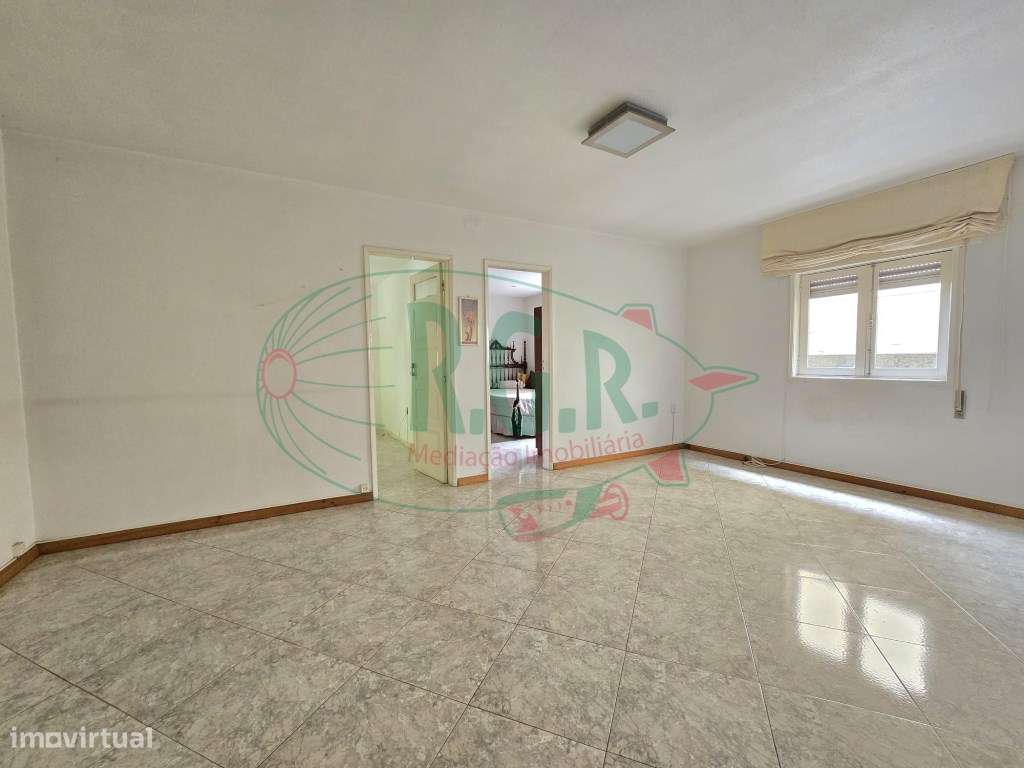 INVESTIMENTO - T5 Entrada Independente | Garagem | Peq. Quintal | C...-18