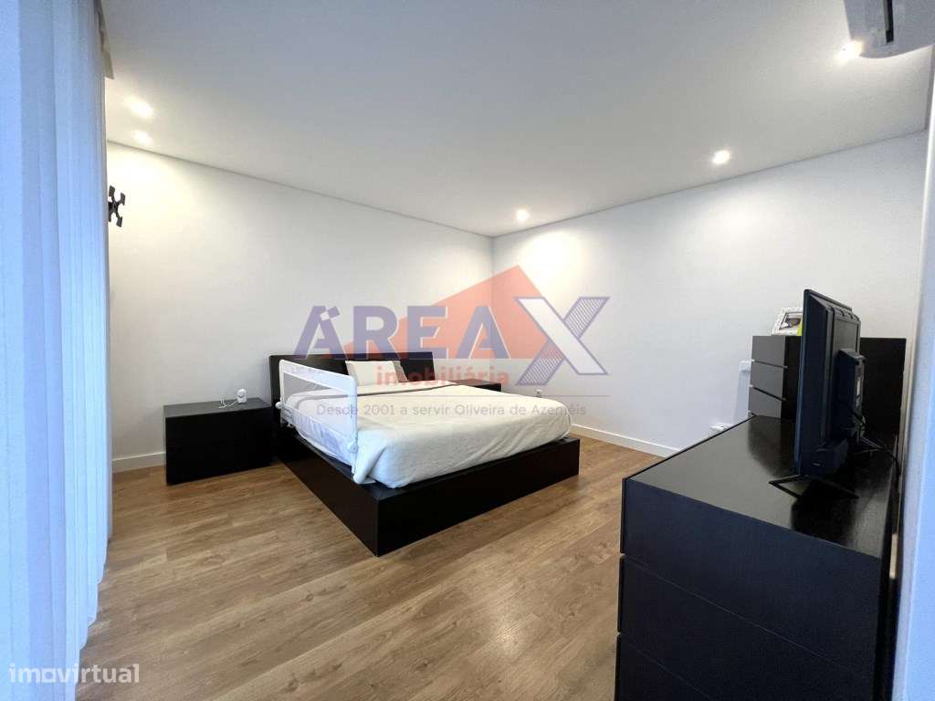 Moradia T4 de Arquitetura Moderna | Excelente Estado-25