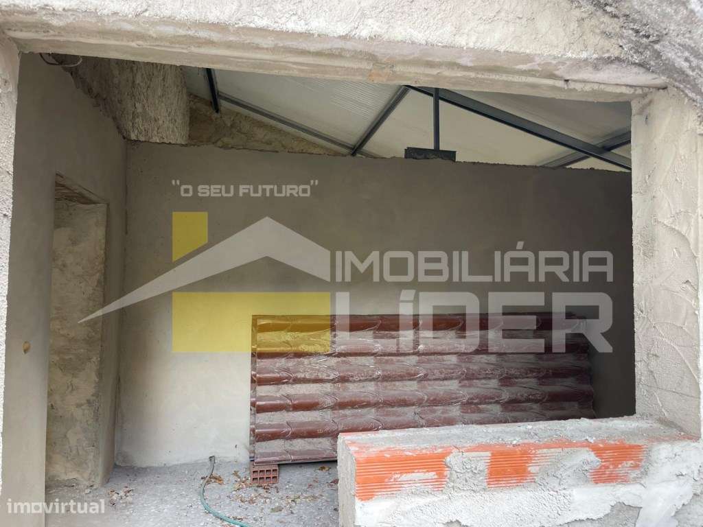 Moradia em fase de construção inserida em terreno urbano com 152m2 ...-7