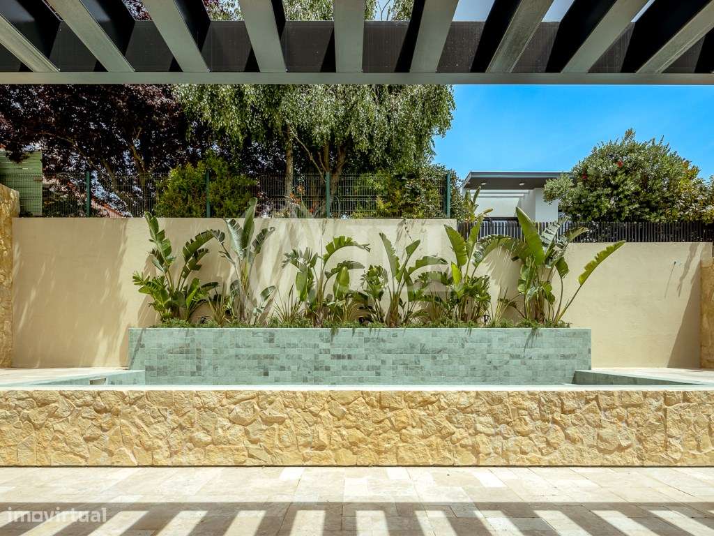 Moradia T3+1 com jardim, piscina e garagem, no Estoril-8