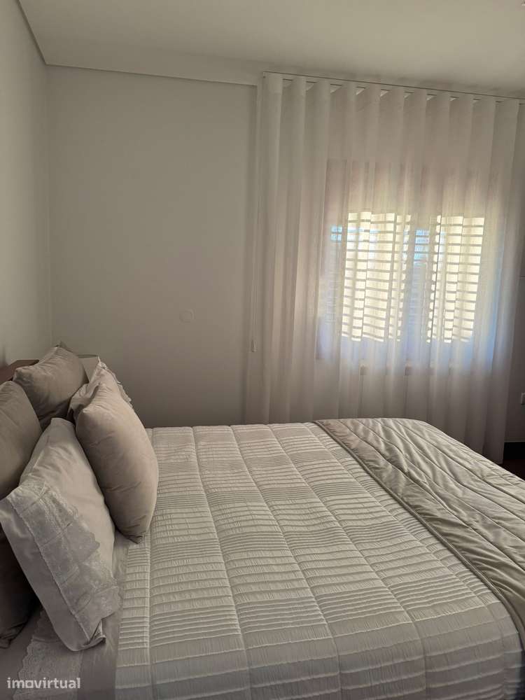 Moradia térrea T4 em pedra com 386m2 e terreno com 6.000m2, anexos.-28