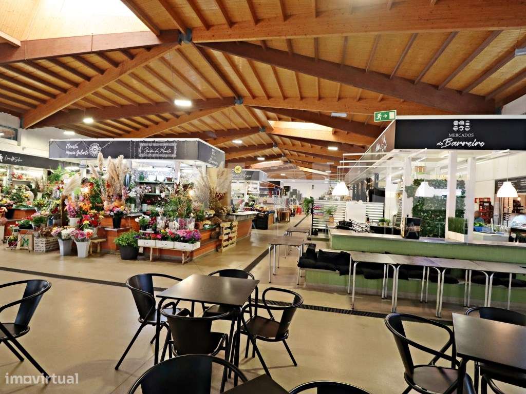 Prédio com 3 andares independentes no centro do Barreiro - frente a...-19