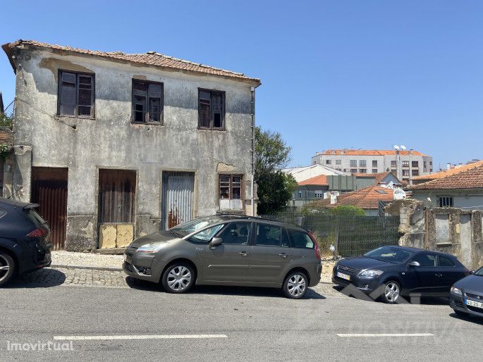 Moradia em ruína T2 no centro de São João da Madeira