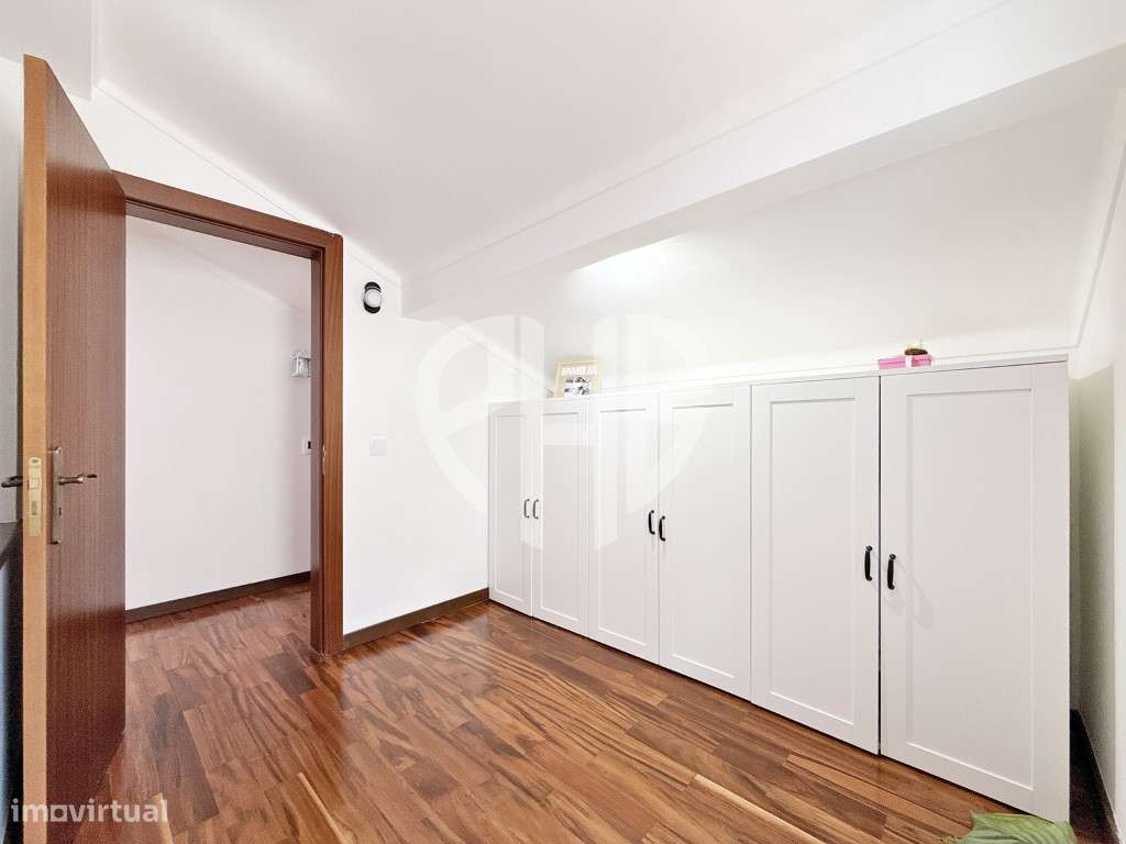 Moradia Geminanda 3 Pisos com garagem, varanda e espaço exterior em...-53