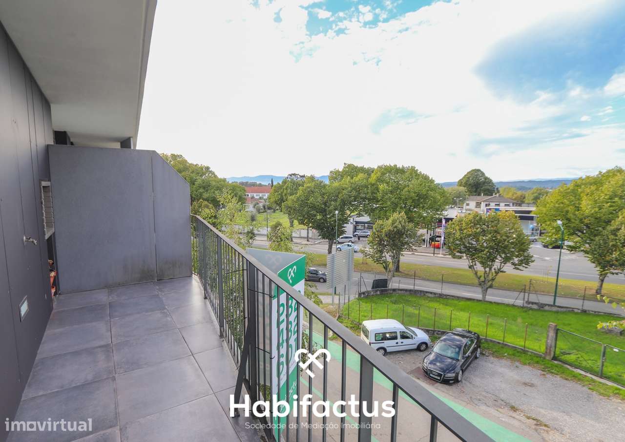 Apartamento T3+2 com Varandas e Terraço em Viseu-9