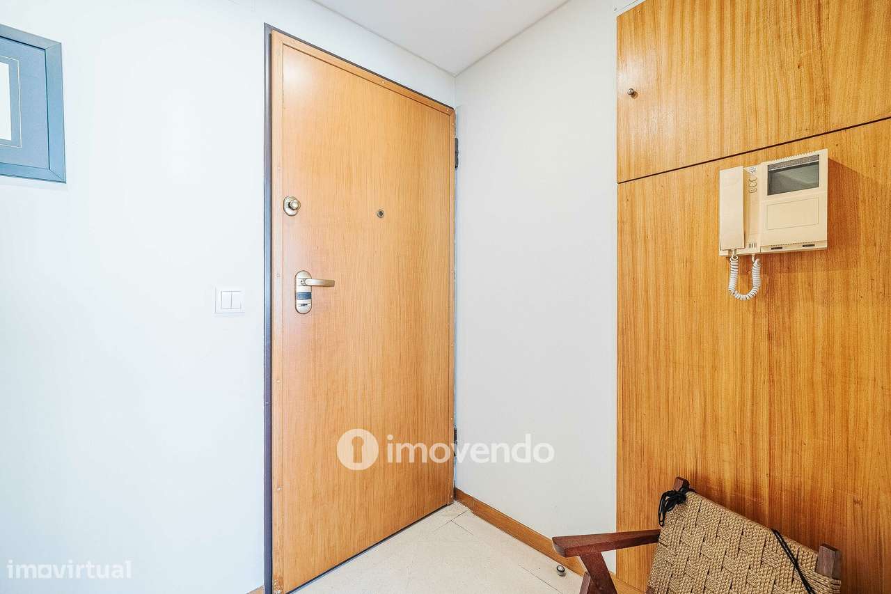 Apartamento T3, com garagem e arrecadação, na Ramada-40