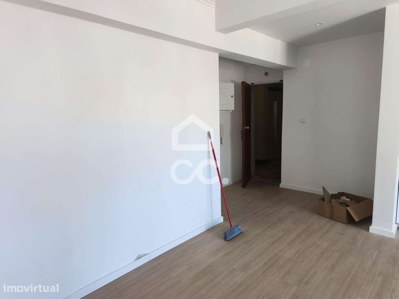 T3 Renovado com 3 Varandas na Amadora-35