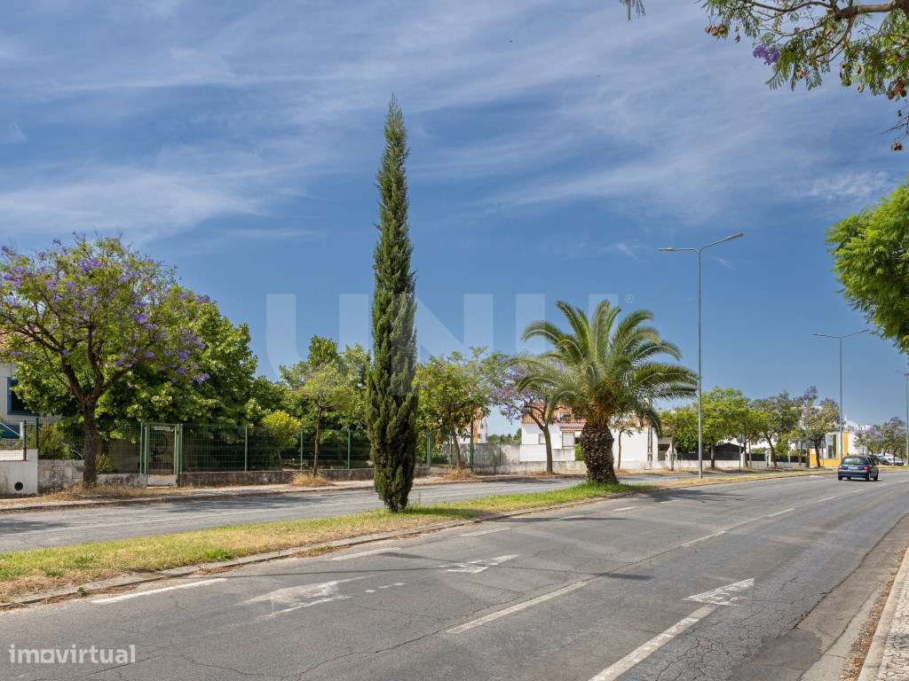Moradia com espaço exterior em lote de 700 m²-13