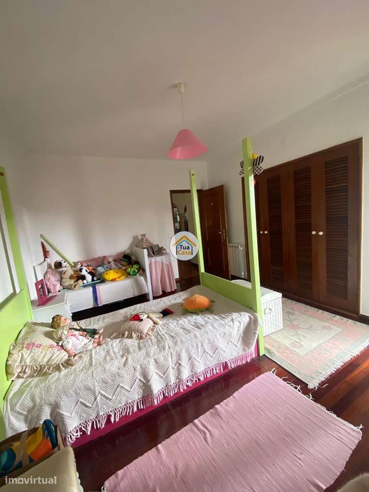 Moradia Geminada  de um dos lados do outro tem entarada e jardim em to-58