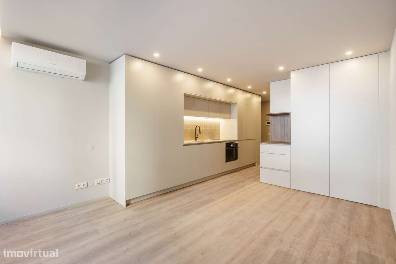 Estúdio T0 com Varanda em Edíficio Emblemático - Grande imagem: 3/16