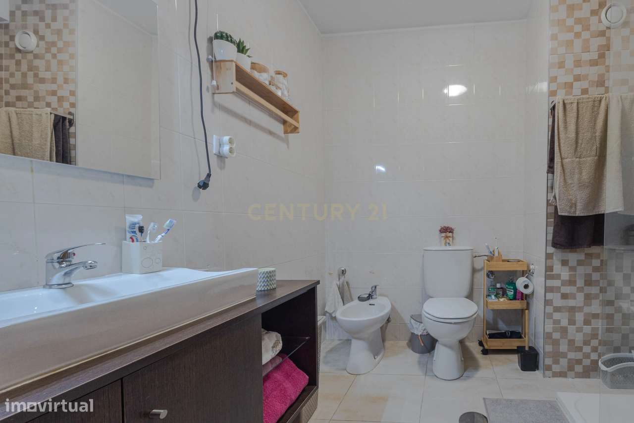 Fantástico Apartamento T2 com Lareira, Varanda e Lugar de Garagem | Fâ-16