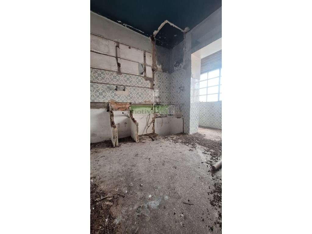 Apartamento T2 Duplex no Centro de Campolide, Lisboa-8