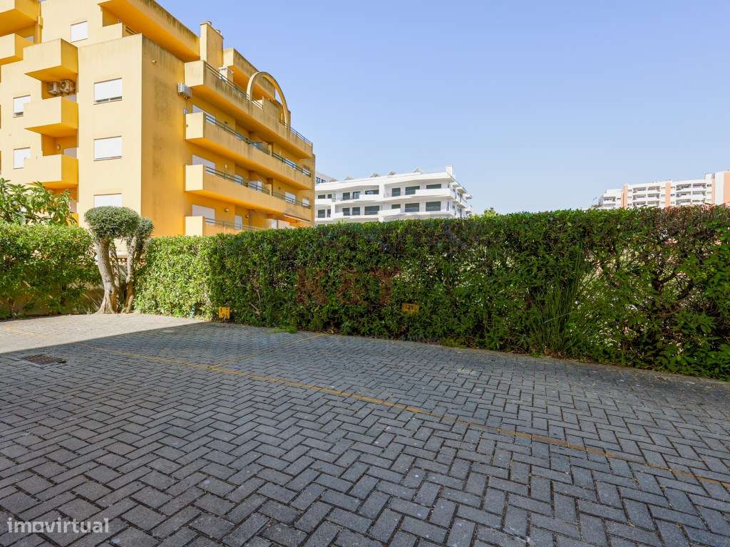 Apartamento T2 com piscina e garagem a 200m do areal-19