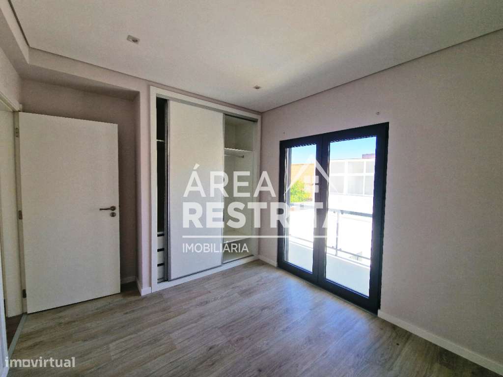 MORADIA T3 GEMINADA COM GARAGEM E TERRAÇO SUPERIOR NA QUINTA DO CONDE-10