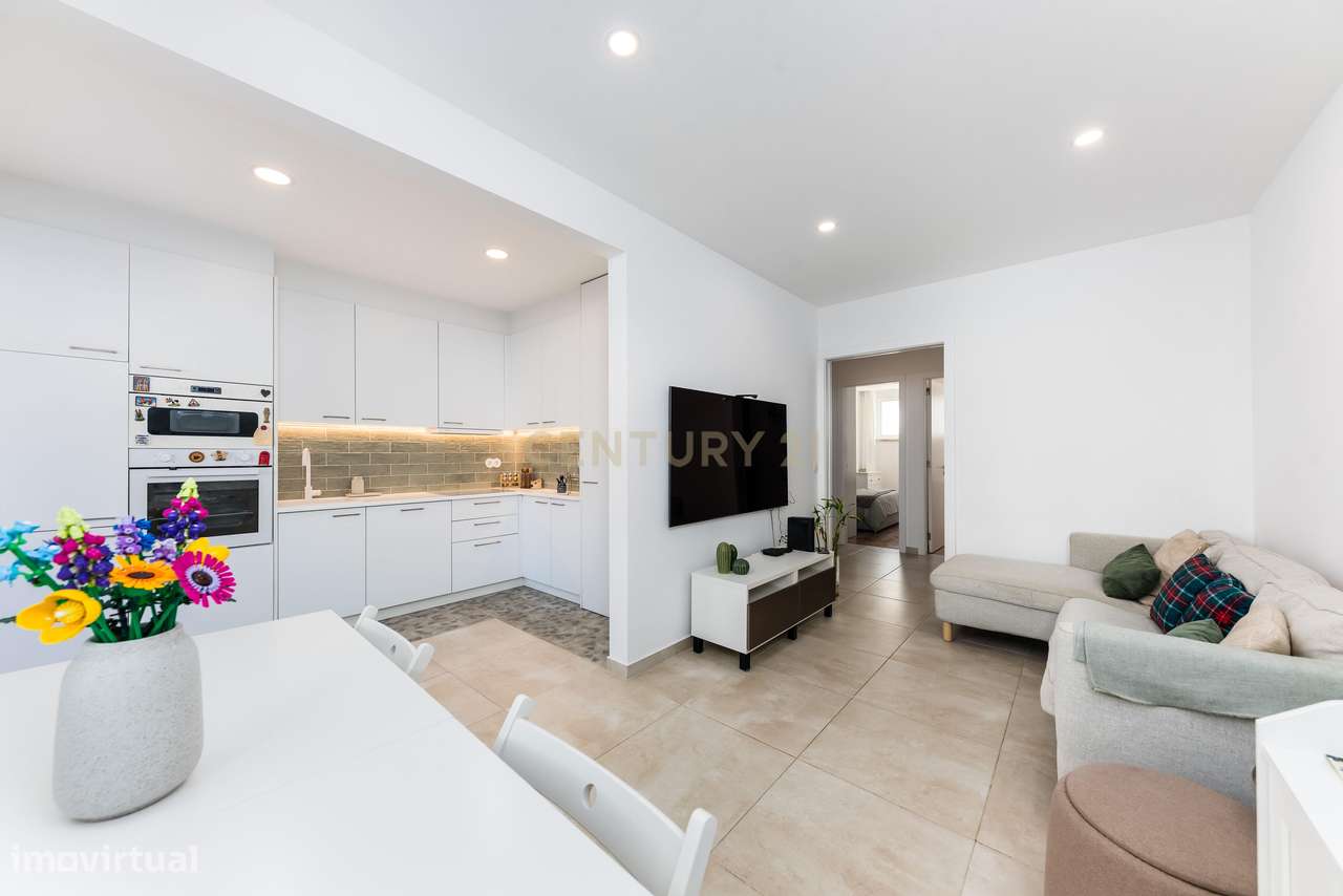 T2 com 44m2 de terraço | Renovado | Pronto a habitar | Benfica - Grande imagem: 4/34