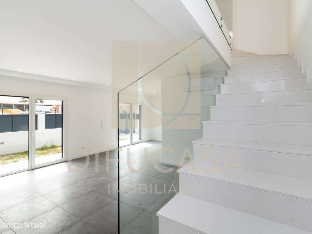 R268 Moradia Duplex - Localizada no centro de Fernão Ferro-18