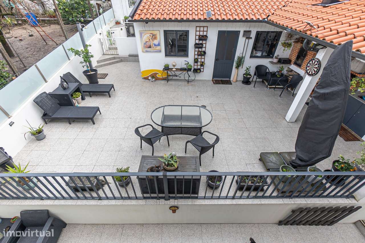 Moradia T4+1 renovada com anexo e jardim em Canidelo-28