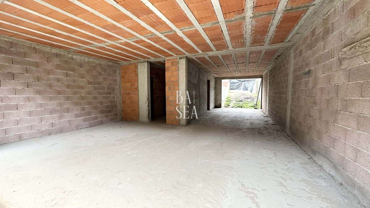 Moradia T3 em Estrutura com 3 Suítes em Lamaçães Braga-24