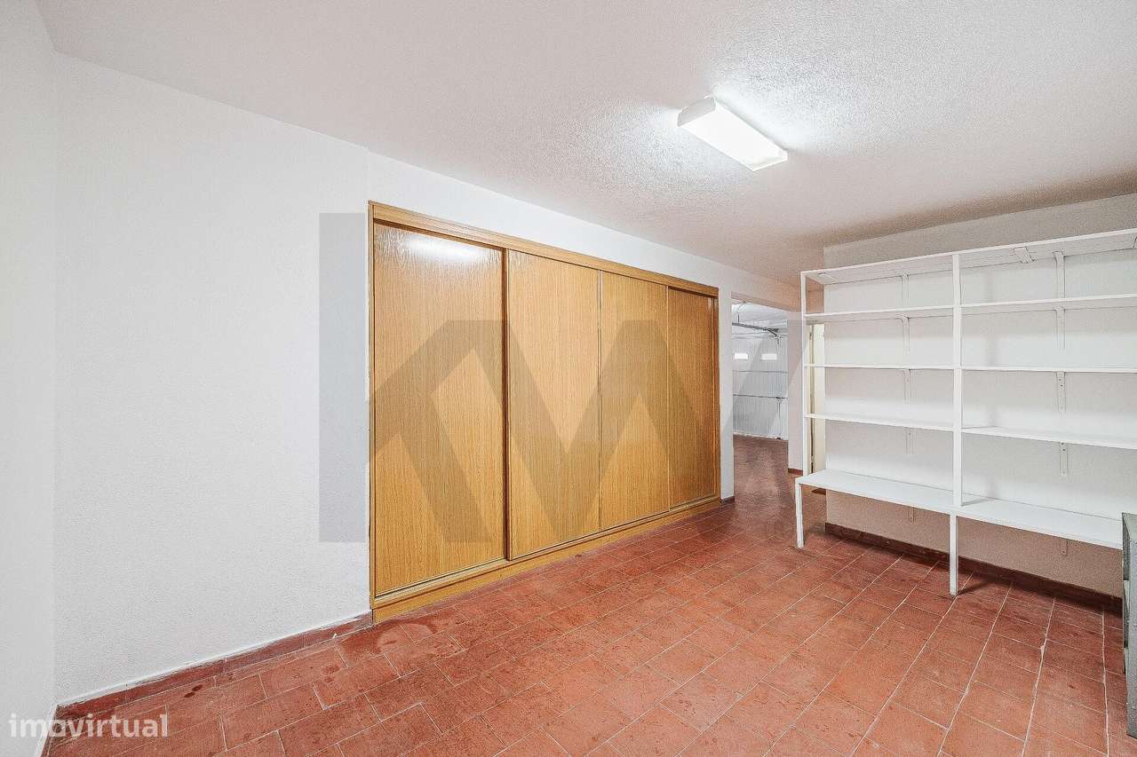 Moradia T3 em banda no Alto do Lagoal — luz natural, espaço e funciona-32