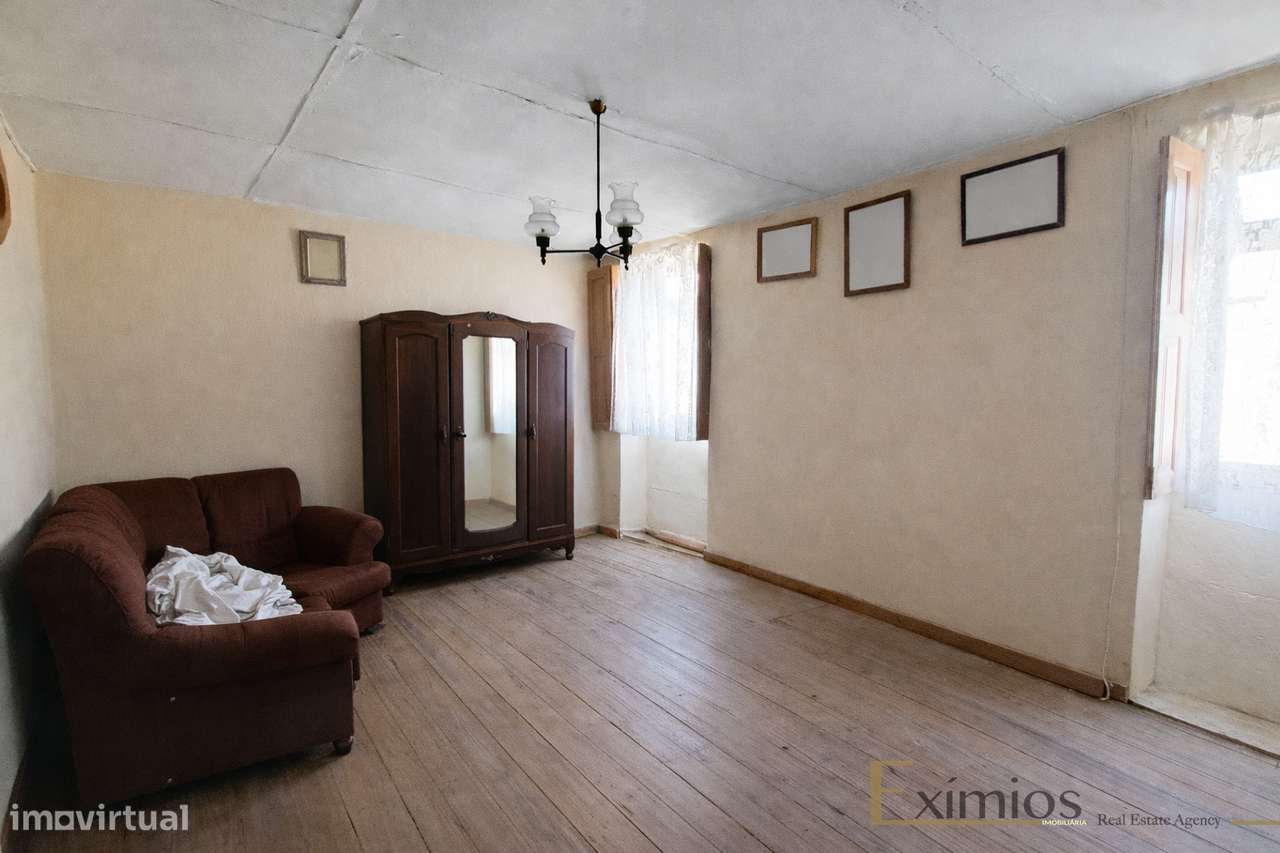 Moradia Centenária, para restauro, próxima ao Metro de Santa Clara - Grande imagem: 3/24