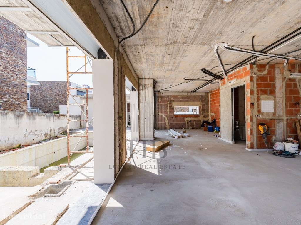 Moradia T4 de Luxo com Piscina Privativa e Jardim | Mafra-49