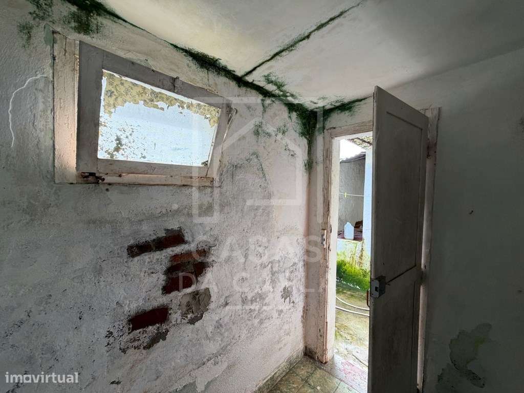 Moradia T4 com quintal e garagem em Cuba para obras-16