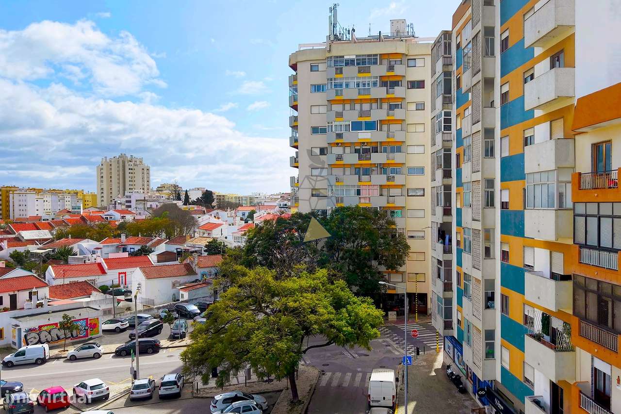 T3 central totalmente remodelado, com 2 casas de banho em Portimão-44