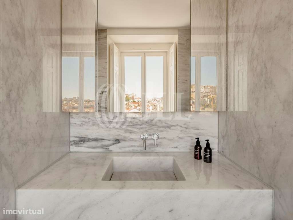 Apartamento T3+2 com jardim, em pleno Castelo, Lisboa-36