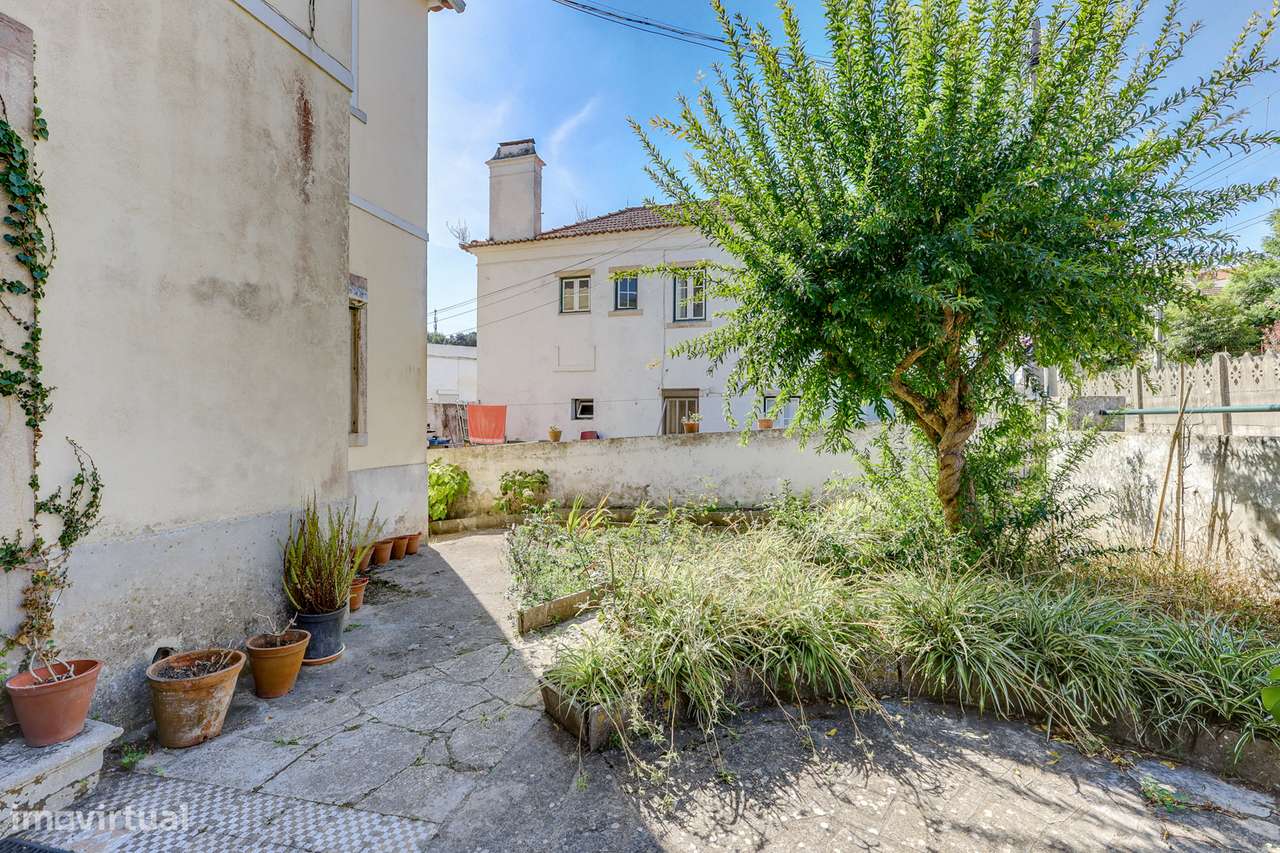 Andar de moradia T3 Para Renovar com Jardim e Localização Privilegiada-27