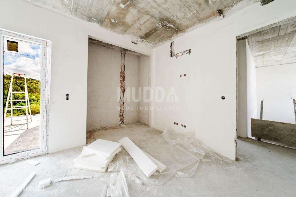 Moradia isolada de design contemporâneo nos Casais Mestre Mendo-26