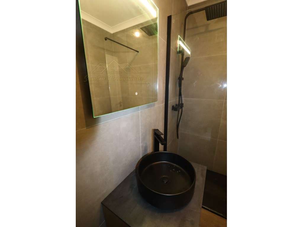 Apartamento T2 RENOVADO em Santa Cruz-26